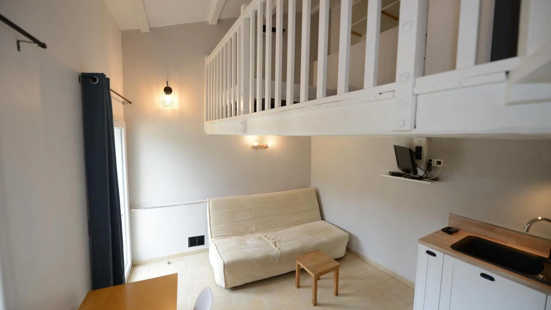 Guest Houses - Les Pierrons Le Revest-les-Eaux 0*,
