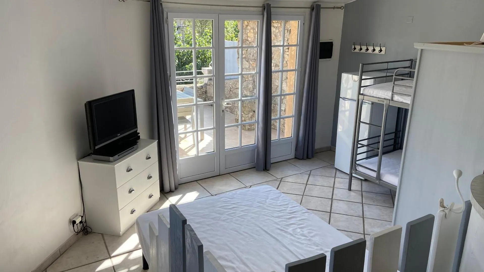 Guest Houses - Les Pierrons Le Revest-les-Eaux 0*,  Francie